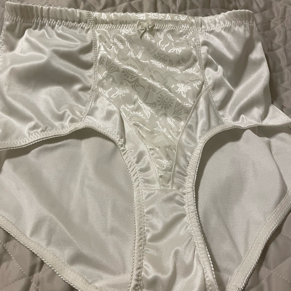 Elegant White Women's High-Waist Briefs by
Delta Burke Shapewear, 10/3X nwot